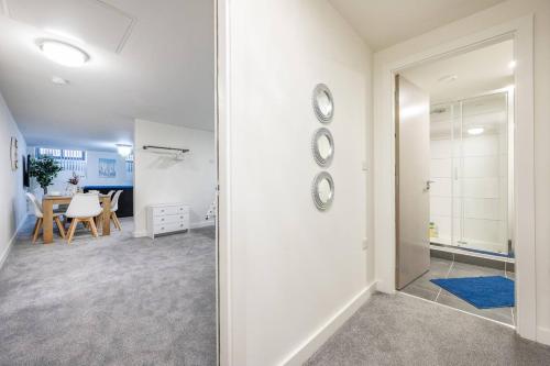 Koupelna v ubytování Navy Diamond Apartment in Bradford!