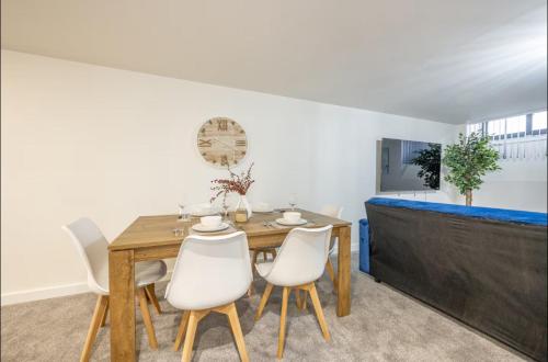 TV a/nebo společenská místnost v ubytování Navy Diamond Apartment in Bradford!