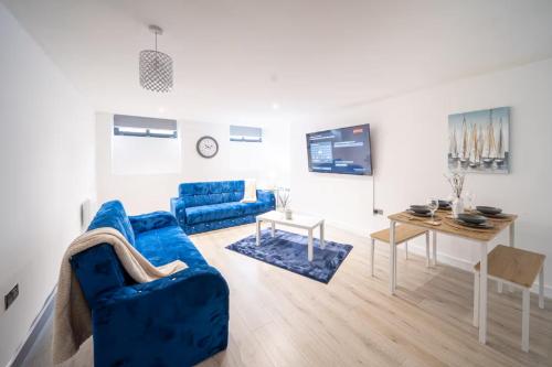 Posezení v ubytování Navy Diamond Apartment in Bradford!
