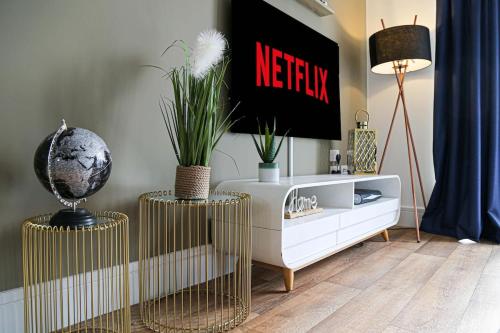 Μια τηλεόραση ή/και κέντρο ψυχαγωγίας στο Stylish Apartment with Self-Check-In, Juliet Balcony, Fast WIFI, Smart TVs and Free Parking by Yoko Property