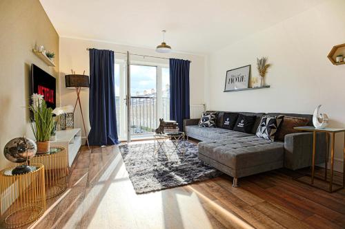 Ένα ή περισσότερα κρεβάτια σε δωμάτιο στο Stylish Apartment with Self-Check-In, Juliet Balcony, Fast WIFI, Smart TVs and Free Parking by Yoko Property