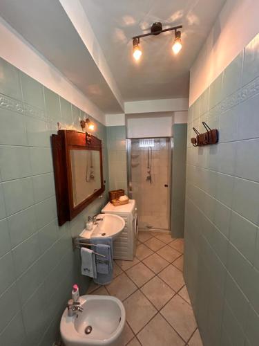 a bathroom with two sinks and a mirror at Casa relax e vacanza Il Moraiolo in Stroncone
