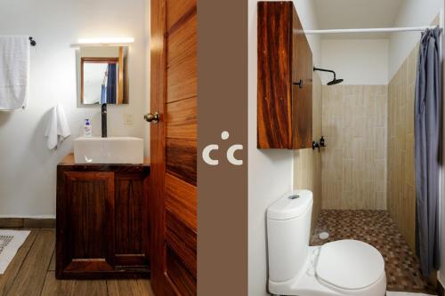 une salle de bain avec toilettes et lavabo dans l'établissement Casa del Angel Tomatal, a beachfront house, à Puerto Escondido