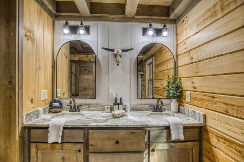 une salle de bain avec deux lavabos et deux miroirs dans l'établissement Cozy Chic Retreat Hot Tub, King Beds, Fire Pit, à Morganton