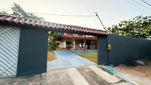 a blue building with a gate in front of it at Casa de Temporada em Alter do Chão in Alter do Chao