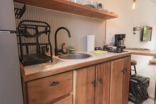 Una cocina o zona de cocina en Mermade Suite - Blue Venao