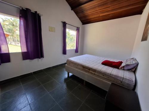 Sítio com 07 dormitórios, piscina e jogos LT0042 في Bairro dos Soares: غرفة نوم بها سرير في غرفة بها نافذة