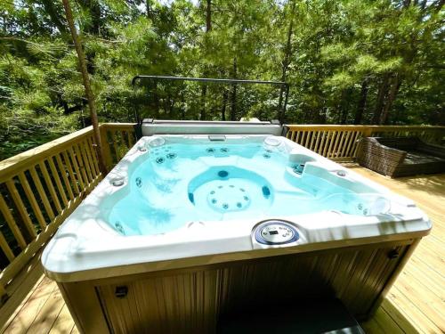a jacuzzi tub sitting on top of a deck at Beaver Lake Luxury Retreat - Whispering Pines in Rambo Riviera