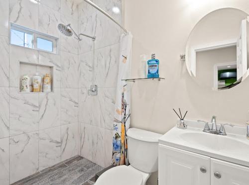 a bathroom with a shower and a toilet and a sink at 近ONT机场ChaffeyClaremont 学院Outlets1B1B in Rancho Cucamonga