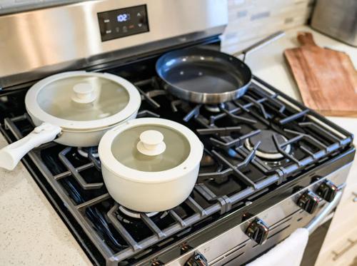 two pots and pans sitting on top of a stove at 近ONT机场ChaffeyClaremont 学院Outlets1B1B in Rancho Cucamonga
