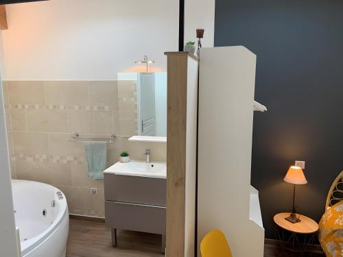 Koupelna v ubytování Gîte La Villa L'Espinas
