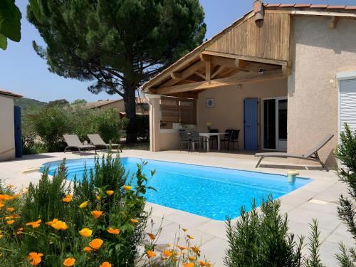 Bazén v ubytování Gîte La Villa L'Espinas nebo v jeho okolí