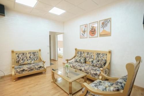 丹吉尔Cosy & Central, your Perfect City Spot的有两张沙发和一张咖啡桌的客厅