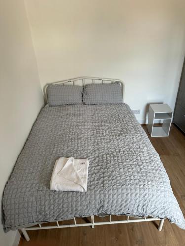 Postel nebo postele na pokoji v ubytování 12 minuets walk to Tottenham stadium