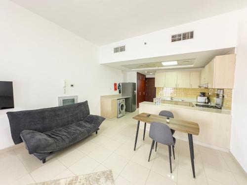 Kuchyň nebo kuchyňský kout v ubytování Spacious Studio Retreat in Bab Al Bahr