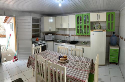 Η κουζίνα ή μικρή κουζίνα στο Casa com 3 Quartos a 140m da Praia de Calheiros