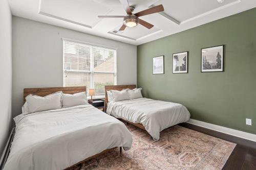 Ένα ή περισσότερα κρεβάτια σε δωμάτιο στο Modern Upscale Farmhouse- in Uptown CLT!