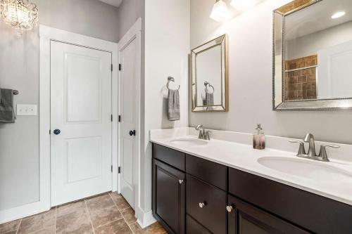 Ένα μπάνιο στο Modern Upscale Farmhouse- in Uptown CLT!