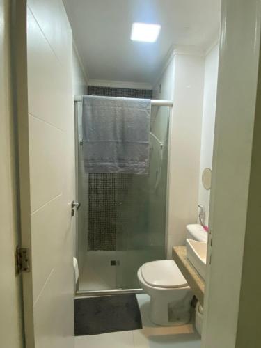 een badkamer met toilet en een glazen douche bij Cop30 Apartmento in Belém
