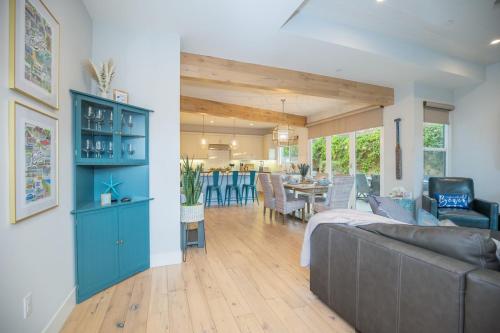 Posezení v ubytování Leucadia Oasis with Spa, EV, Fire Pit, AC, Walk to Beach