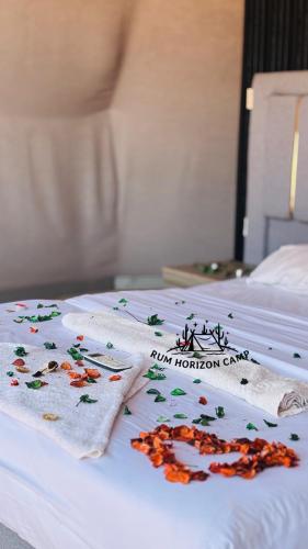 Postel nebo postele na pokoji v ubytování Rum Horizon luxury camp