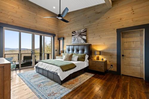 ein Schlafzimmer mit einem Bett und einem Deckenventilator in der Unterkunft Ultra Luxury Cabin, Stunning Mtn Views, Game room in Mineral Bluff