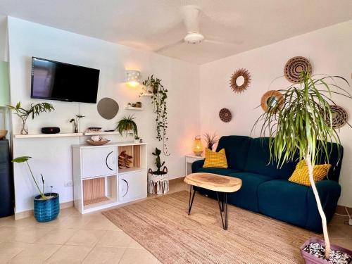 TV a/nebo společenská místnost v ubytování Superbe 2bd apt in gated community 2 steps from everything- Playa Popi