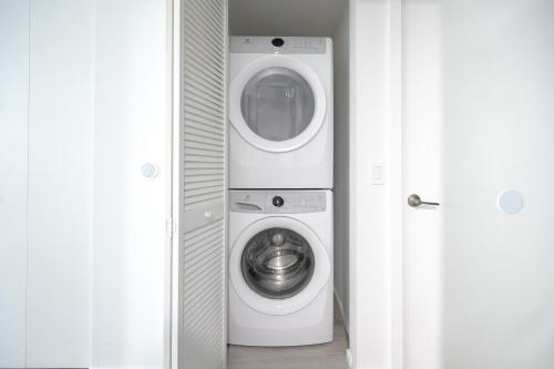 a washer and dryer in a small room at Luxe Ventures Miami in Miami