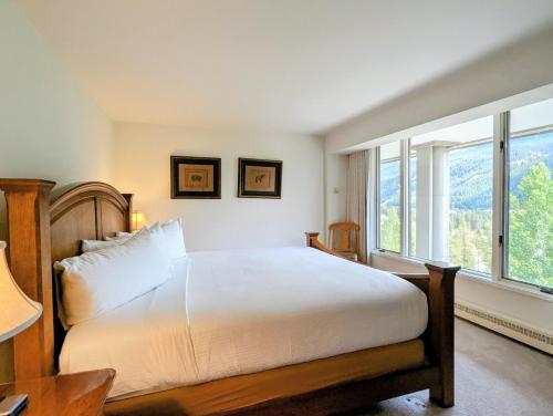 Postel nebo postele na pokoji v ubytování Saints John 2528 by SummitCove Lodging