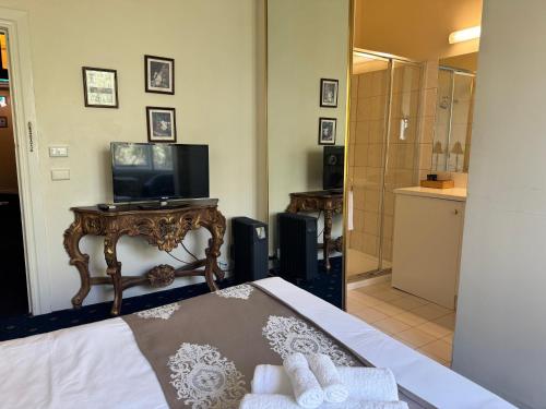 TV/Unterhaltungsangebot in der Unterkunft Toorak Manor Hotel Free Parking