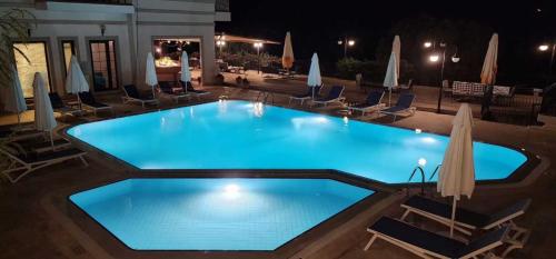 Πισίνα στο ή κοντά στο Azure Haven - A Seaside Retreat Surrounded by Nature