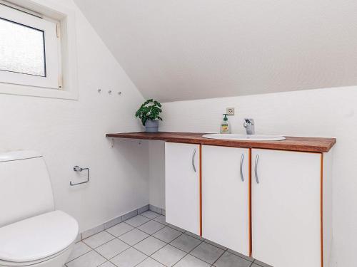 een badkamer met toilet en wastafel bij 5 star holiday home in Løkken in Løkken
