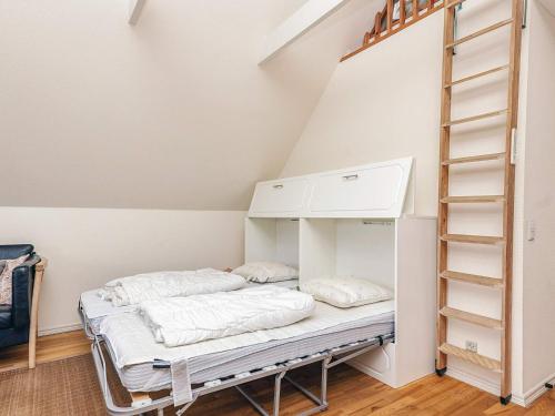 een kamer met een stapelbed en een ladder bij 5 star holiday home in Løkken in Løkken