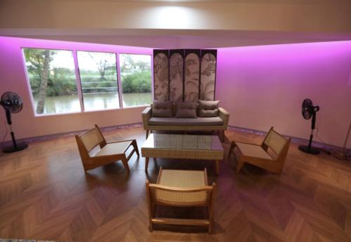 Un lugar para sentarse en Rainbow Accommodations