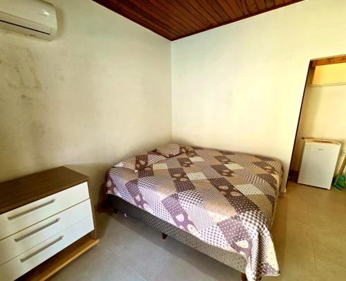 una piccola camera da letto con un letto e una cassettiera di Salt Beach Guest House Atalaia a Salinópolis