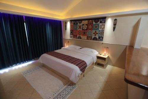Una cama o camas en una habitación de Rainbow Accommodations