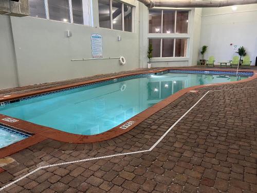 Gulf-front Shores of Panama 3rd Floor RENOVATED - Beach Service Included photo 35