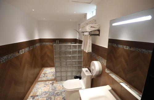 Un baño de Rainbow Accommodations