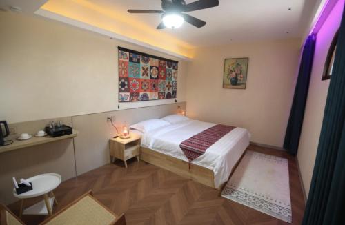 Una cama o camas en una habitación de Rainbow Accommodations