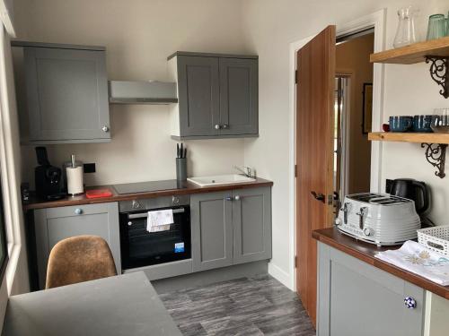 Kuchyň nebo kuchyňský kout v ubytování Luxury flat in the centre of Donaghadee