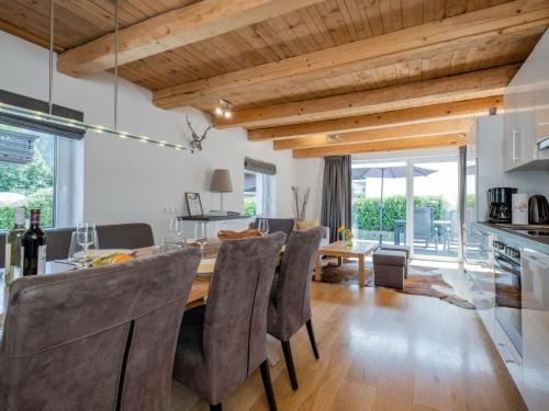 a kitchen and dining room with a table and chairs at Cervus in Bruck an der Großglocknerstraße