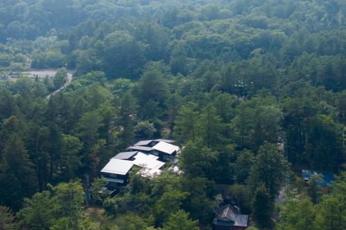 an aerial view of a house in the woods at SHISHI-IWA HOUSE Karuizawa in Karuizawa