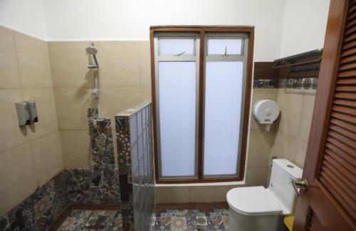 Un baño de Rainbow Accommodations