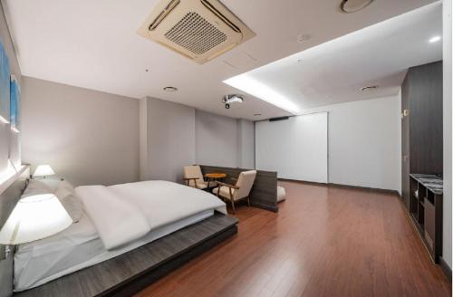 Ein Bett oder Betten in einem Zimmer der Unterkunft H Avenue Hotel Sangmu Branch