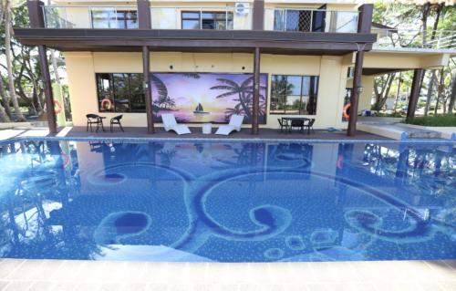 La alberca dentro o cerca de Rainbow Accommodations