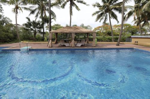 La alberca dentro o cerca de Rainbow Accommodations