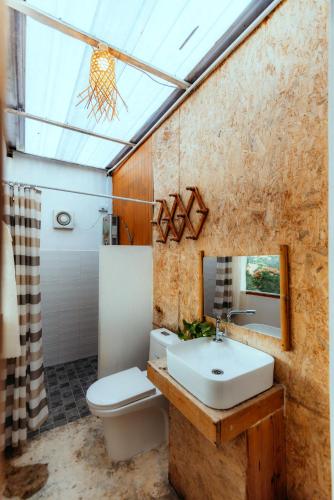 a bathroom with a sink and a toilet at บ้านแสงจันทร์2 แอร์ ม่อนแจ่ม วิวดอยหลวงเชียงดาว in Mon Jam