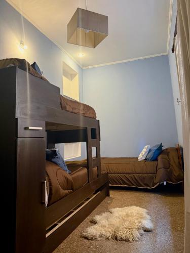 a bedroom with two bunk beds in a room at Hostel con habitación compartida in Bernal