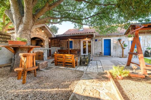 Holiday house with a swimming pool Konjevrate, Krka - 24925