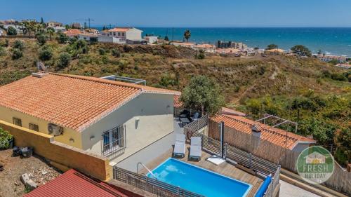 Family cottage in Benajarafe w pool and sea view
